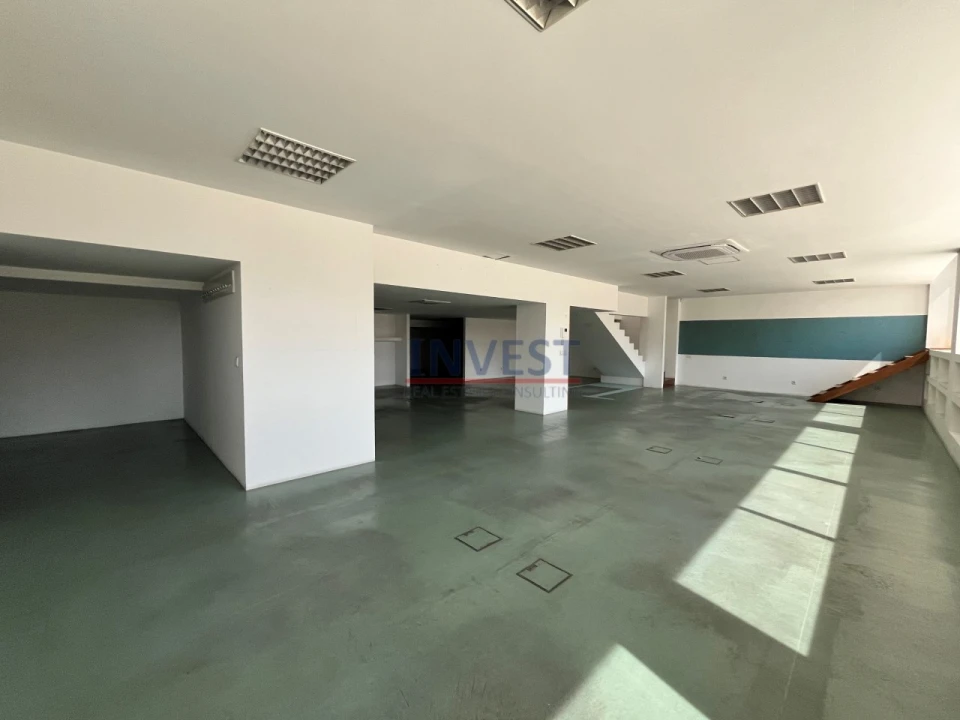 Loja para Arrendamento em Ramalde Foto 1
