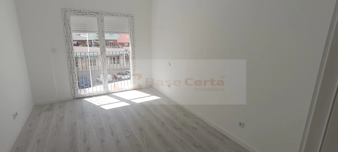 Apartamento T3 para Venda em Corroios Foto 27