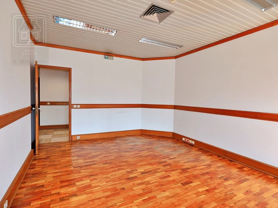 Loja para Arrendamento em Ponta Delgada (São Sebastião) Foto 15