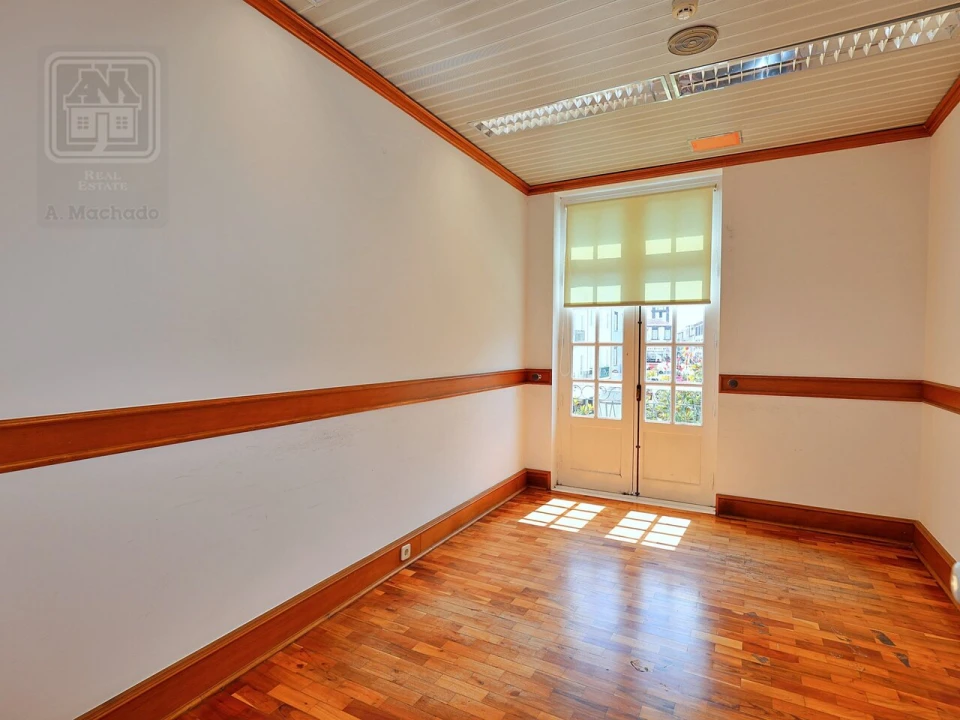 Loja para Arrendamento em Ponta Delgada (São Sebastião) Foto 18