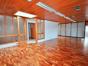 Loja para Arrendamento em Ponta Delgada (São Sebastião)