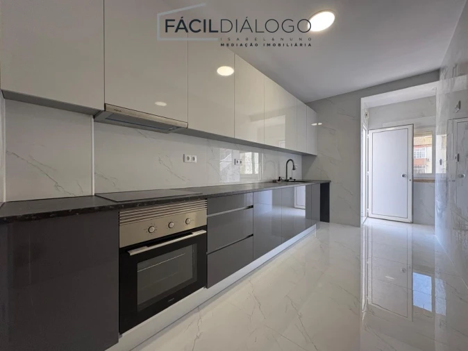 Apartamento T4 para Venda em Seixal, Arrentela e Aldeia de Paio Pires Foto 10