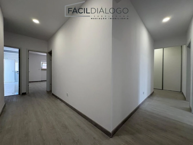 Apartamento T4 para Venda em Seixal, Arrentela e Aldeia de Paio Pires Foto 3