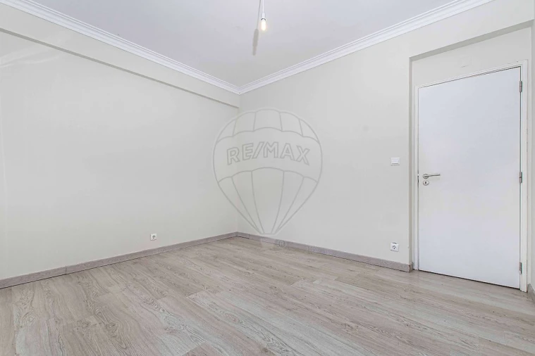Apartamento T2 para Venda em Agualva e Mira-Sintra Foto 8