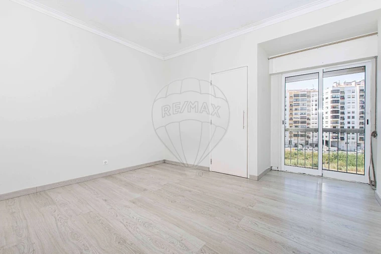 Apartamento T2 para Venda em Agualva e Mira-Sintra Foto 3