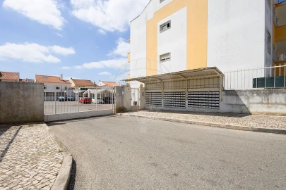 Apartamento T1 para Venda em Carregado e Cadafais