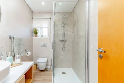 Moradia T4 para Venda em Charneca de Caparica e Sobreda