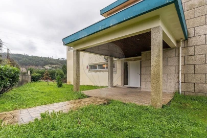 Moradia T4 para Venda em Calvos e Frades