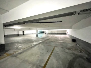 Loja para Arrendamento em Santa Maria, São Pedro e Matacães
