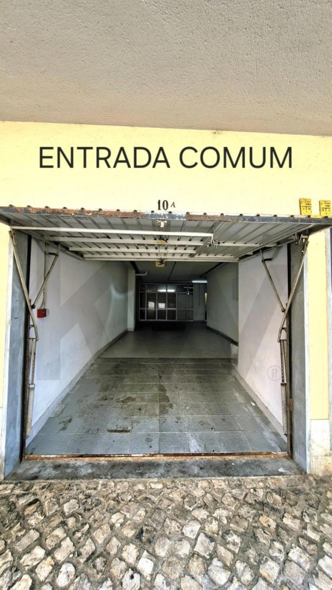 Garagem para Venda em Algés, Linda-A-Velha e Cruz Quebrada-Dafundo Foto 1