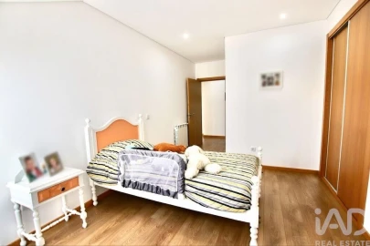Apartamento T3 para Venda em Currelos, Papízios e Sobral