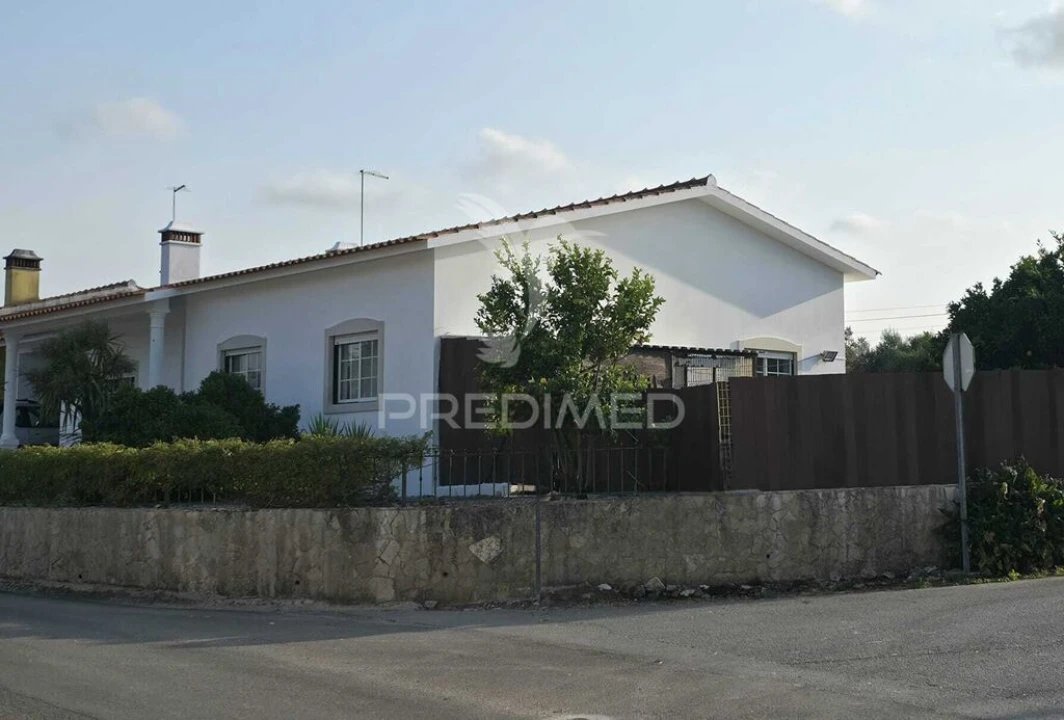 Moradia T3 para Venda em Turquel Foto 2