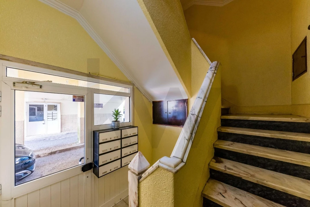 Apartamento T2 para Venda em Algueirão-Mem Martins Foto 1