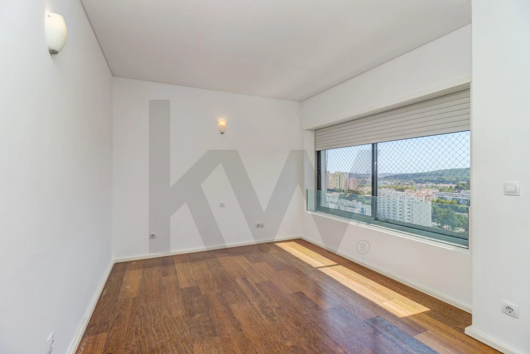 Apartamento T3 para Arrendamento em Alvalade Foto 15