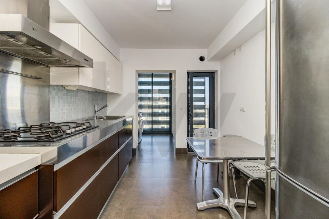 Apartamento T3 para Arrendamento em Alvalade Foto 10
