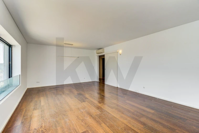 Apartamento T3 para Arrendamento em Alvalade Foto 5