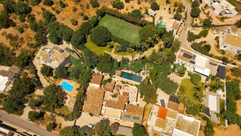Moradia T6 para Venda em Santa Barbara de Nexe