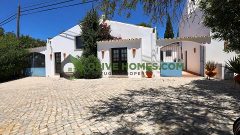 Moradia T6 para Venda em Santa Barbara de Nexe