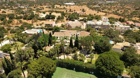 Moradia T6 para Venda em Santa Barbara de Nexe