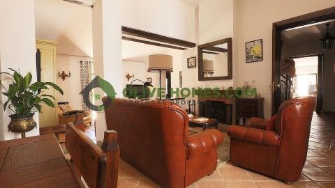 Moradia T6 para Venda em Santa Barbara de Nexe