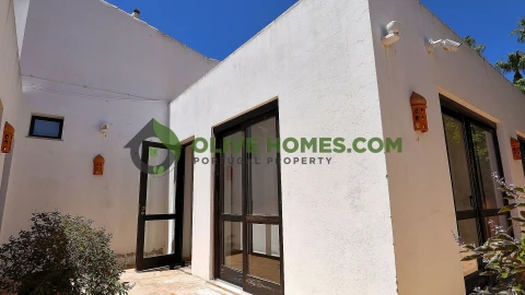 Moradia T6 para Venda em Santa Barbara de Nexe