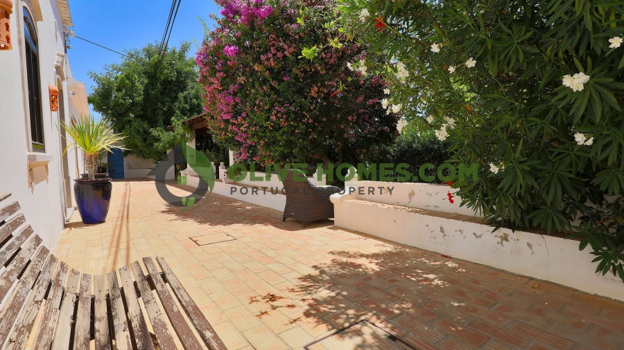 Moradia T6 para Venda em Santa Barbara de Nexe Foto 3