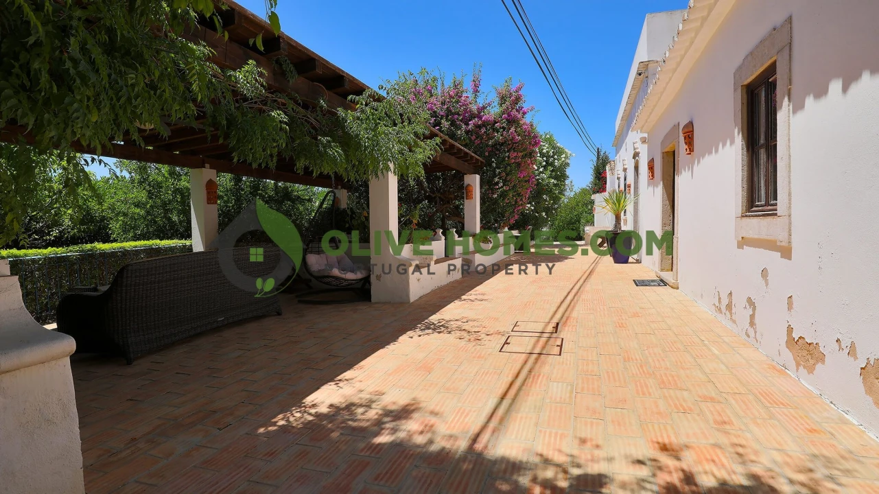 Moradia T6 para Venda em Santa Barbara de Nexe Foto 9