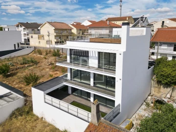 Moradia T4 para Venda em Santa Iria de Azoia, São João da Talha e Bobadela