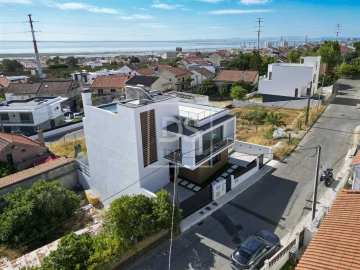 Moradia T4 para Venda em Santa Iria de Azoia, São João da Talha e Bobadela