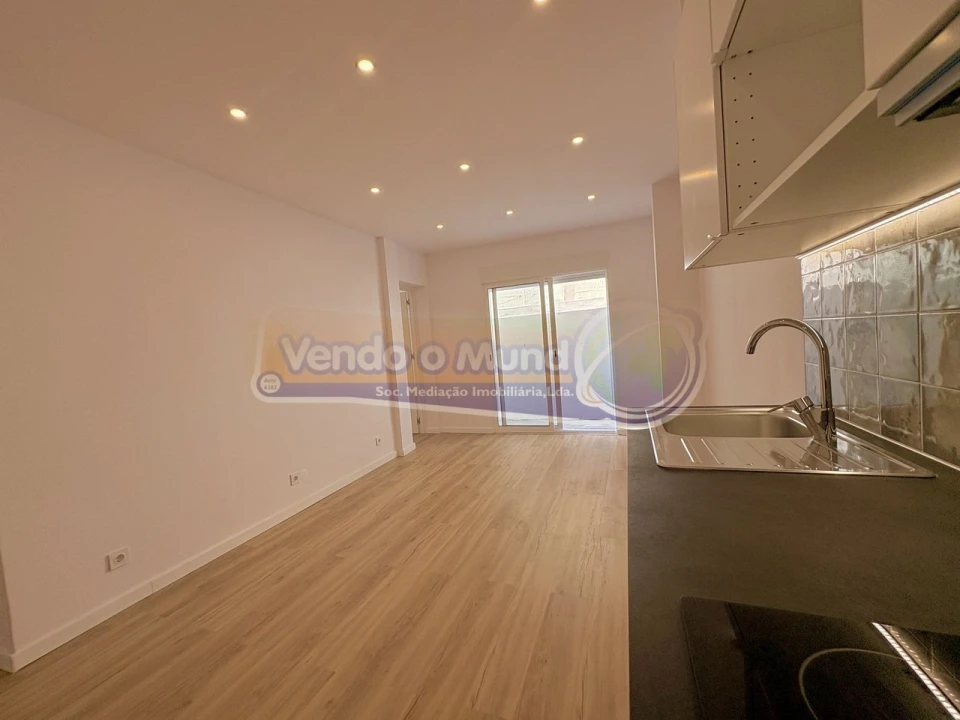 Apartamento T1 para Venda em Sacavém e Prior Velho Foto 11