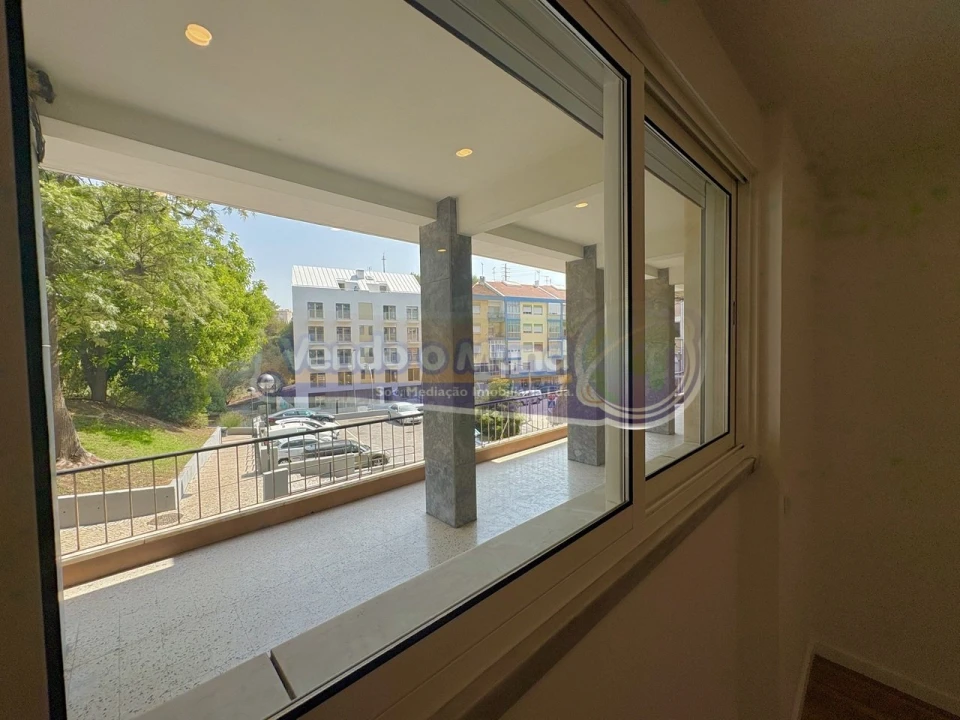 Apartamento T1 para Venda em Sacavém e Prior Velho Foto 1