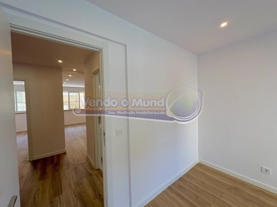 Apartamento T1 para Venda em Sacavém e Prior Velho Foto 5