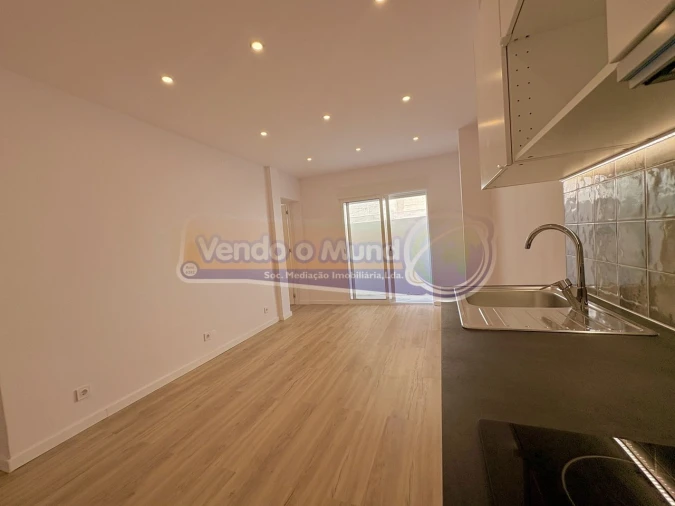 Apartamento T1 para Venda em Sacavém e Prior Velho Foto 11