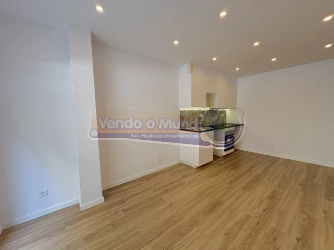 Apartamento T1 para Venda em Sacavém e Prior Velho Foto 10