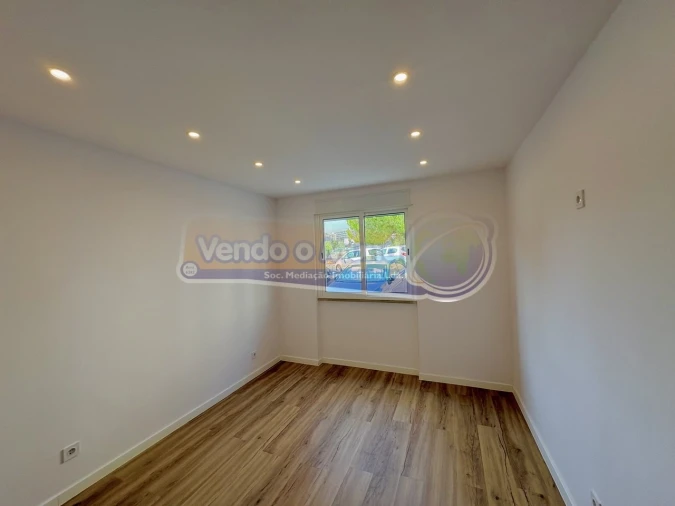 Apartamento T1 para Venda em Sacavém e Prior Velho Foto 3