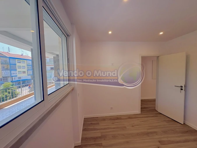 Apartamento T1 para Venda em Sacavém e Prior Velho Foto 2