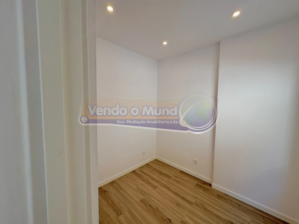 Apartamento T1 para Venda em Sacavém e Prior Velho Foto 8