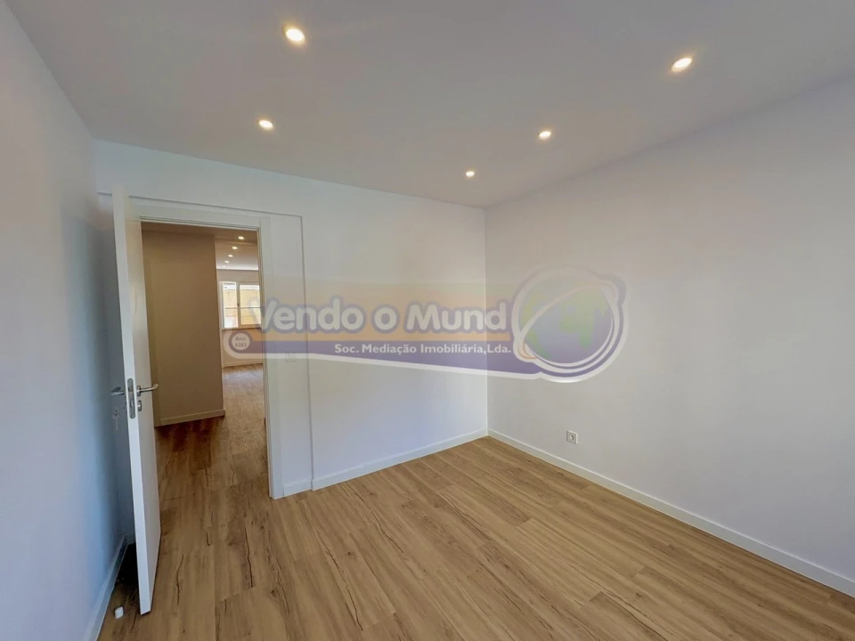 Apartamento T1 para Venda em Sacavém e Prior Velho Foto 4