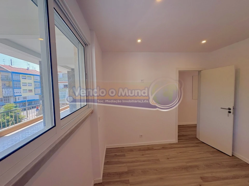 Apartamento T1 para Venda em Sacavém e Prior Velho Foto 2