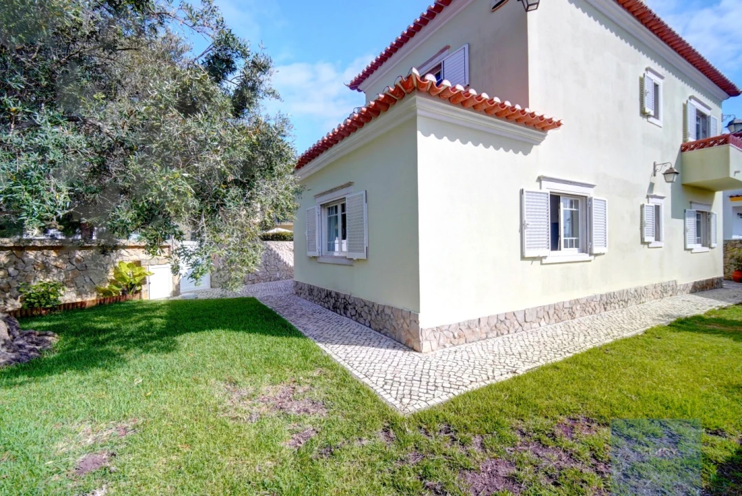 Moradia T4 para Venda em Carvoeira Foto 38