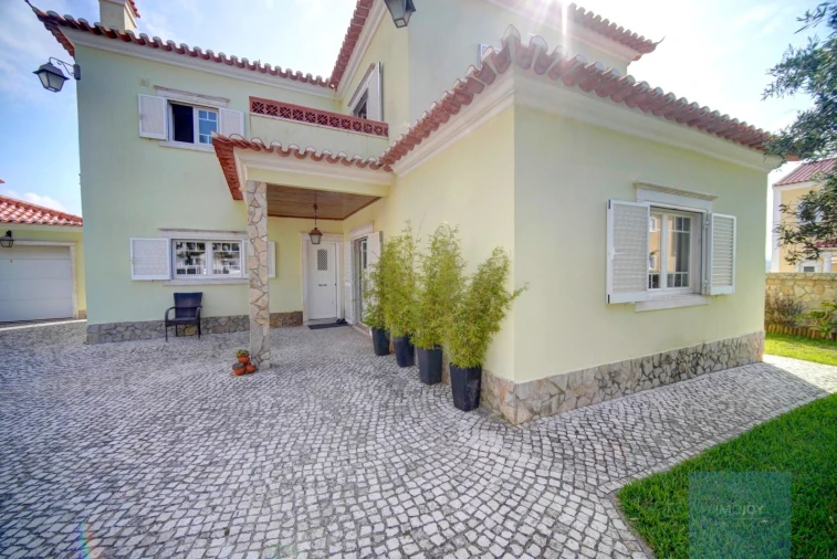 Moradia T4 para Venda em Carvoeira Foto 36