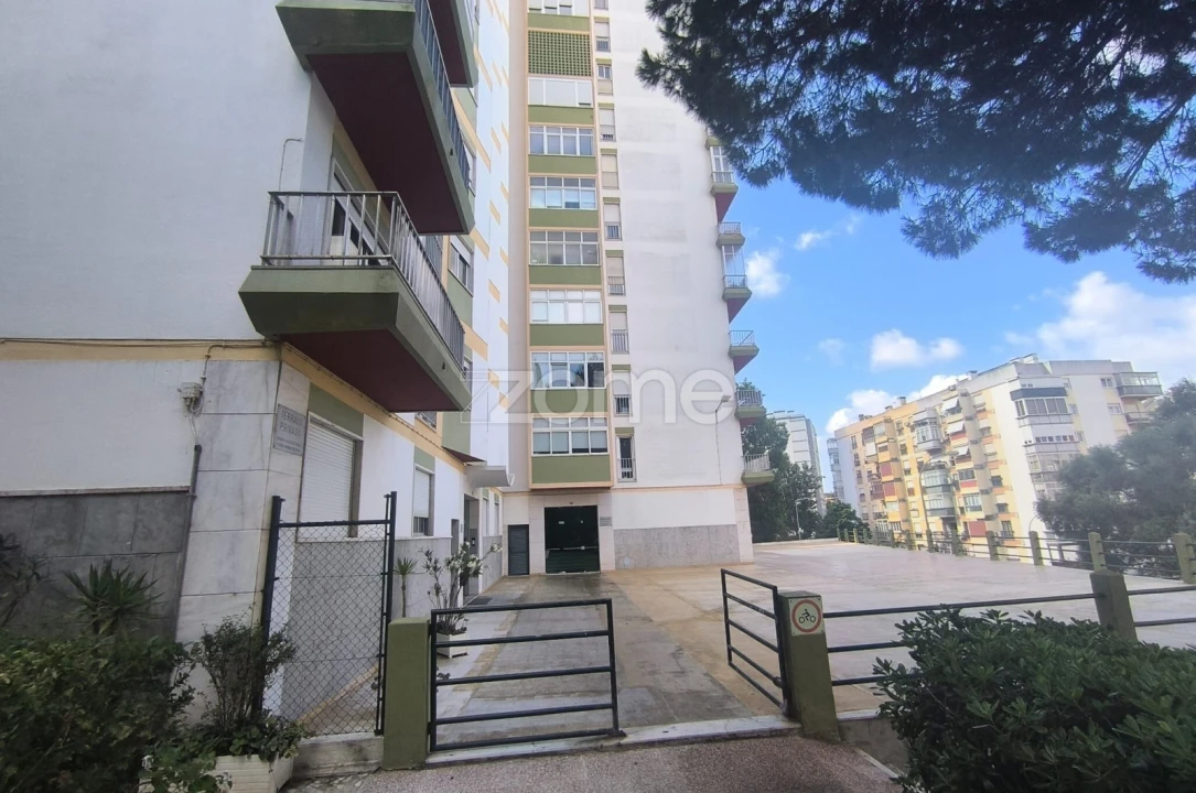Apartamento T4 para Venda em Carnaxide e Queijas Foto 35