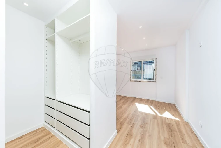 Apartamento T2 para Venda em Agualva e Mira-Sintra Foto 8