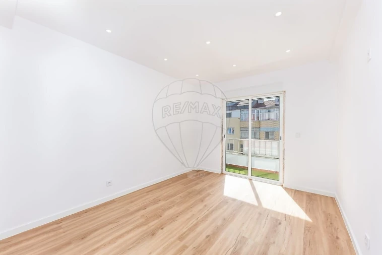 Apartamento T2 para Venda em Agualva e Mira-Sintra Foto 10