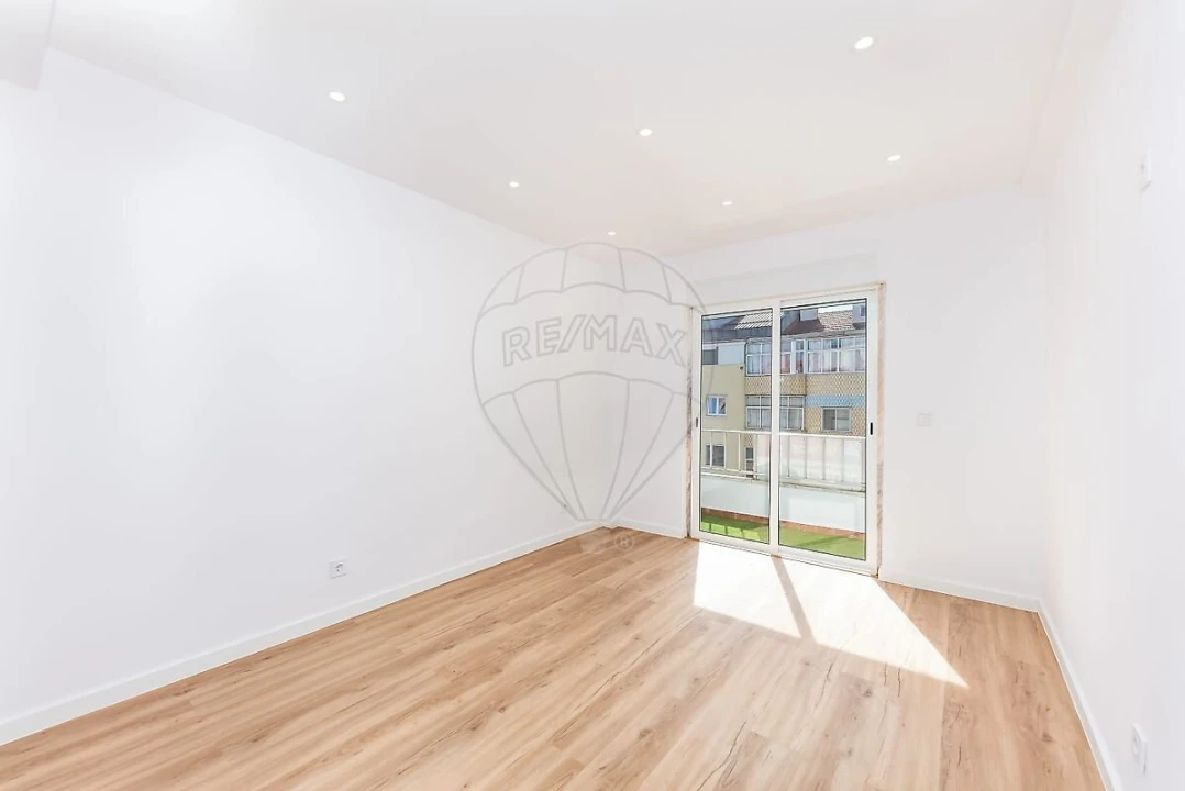 Apartamento T2 para Venda em Agualva e Mira-Sintra Foto 10
