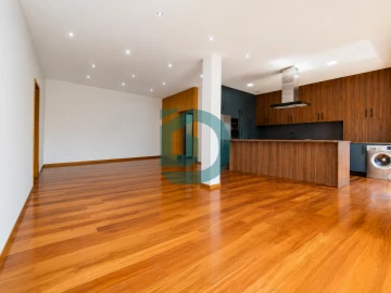 Apartamento T4 para Venda em Póvoa de Varzim, Beiriz e Argivai