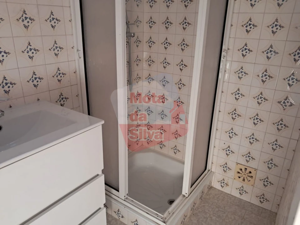 Apartamento T2 para Arrendamento em Quinta do Conde Foto 8