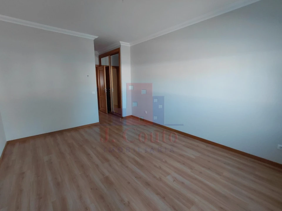 Apartamento T3 para Arrendamento em Caldas da Rainha - Santo Onofre e Serra do Bouro Foto 10