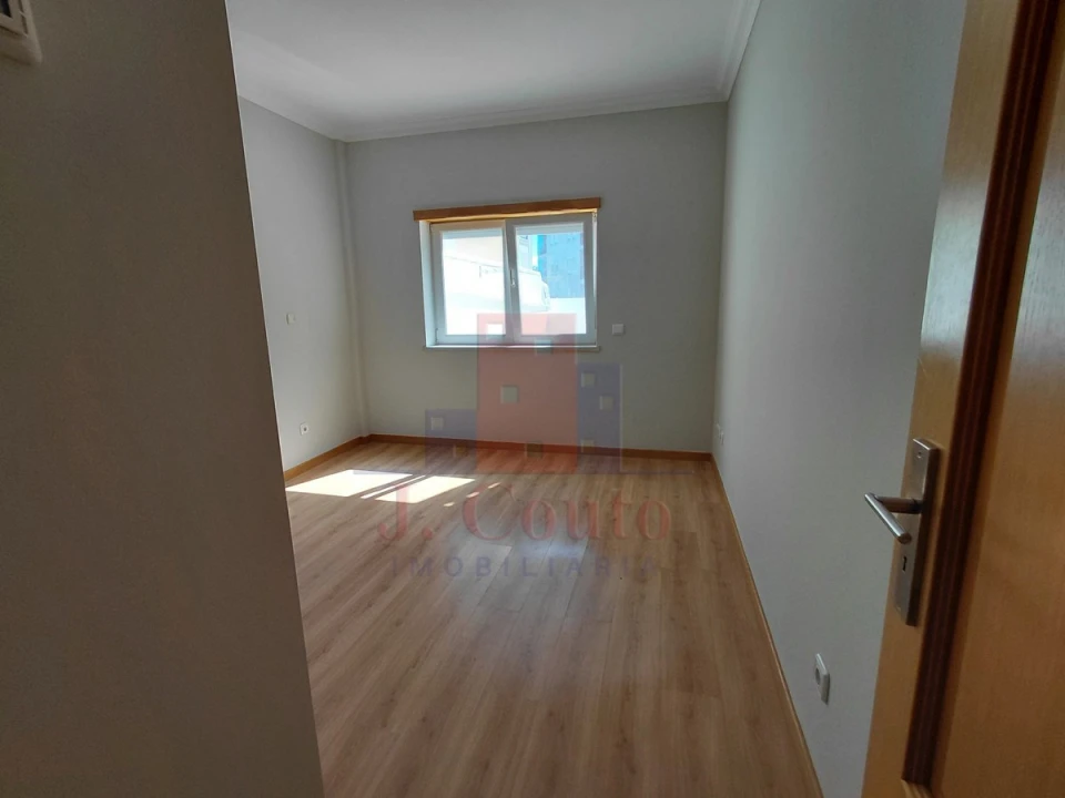 Apartamento T3 para Arrendamento em Caldas da Rainha - Santo Onofre e Serra do Bouro Foto 14