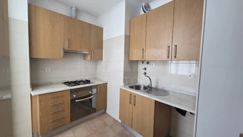 Apartamento T2 para Arrendamento em Alcantara
